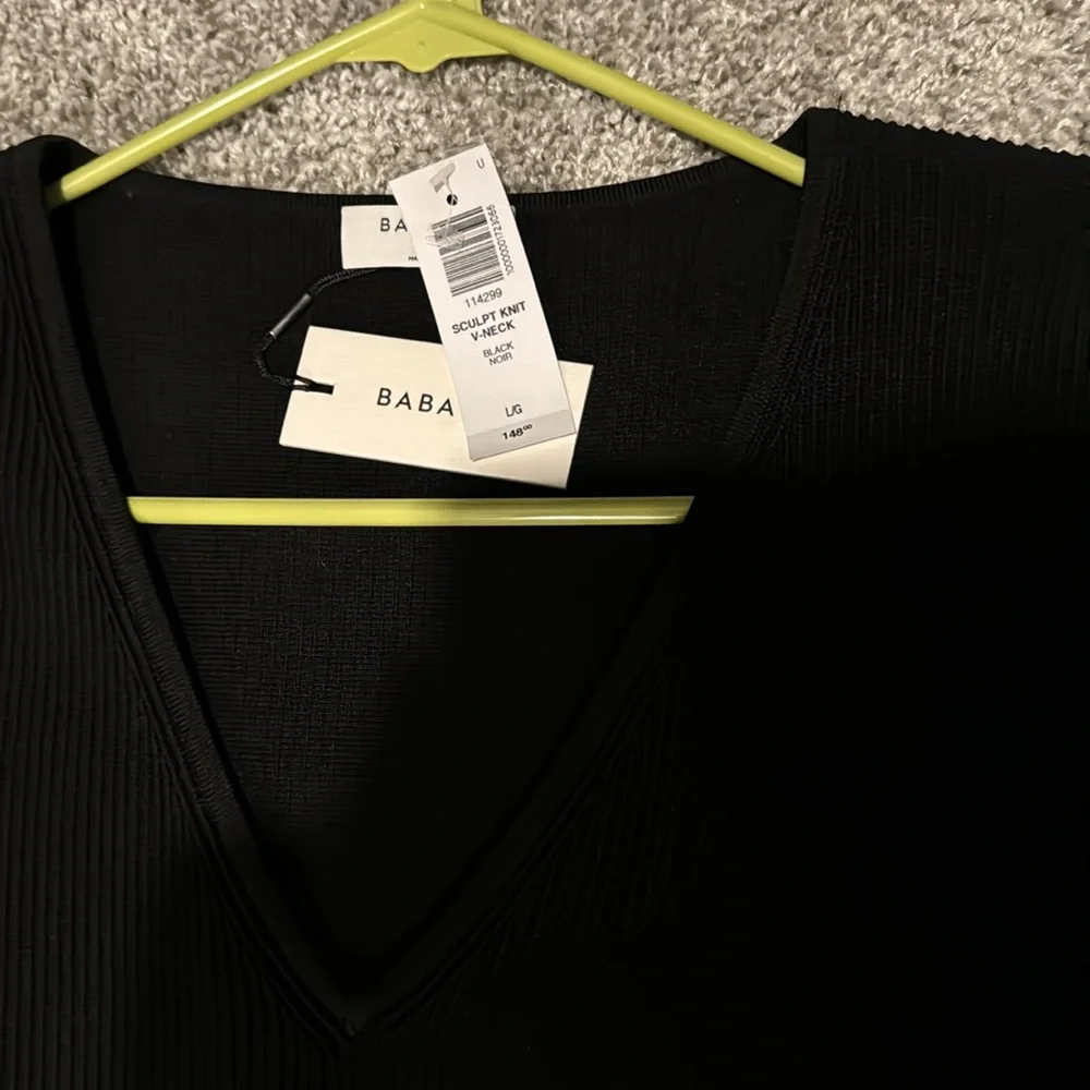 aritzia sculpt knit vneck - Picture 3 of 3